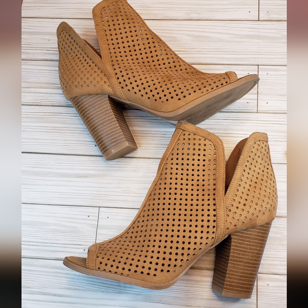 Qupid Tan Chunky-Heeled Open-toed Booties size 8.5 (sy203)